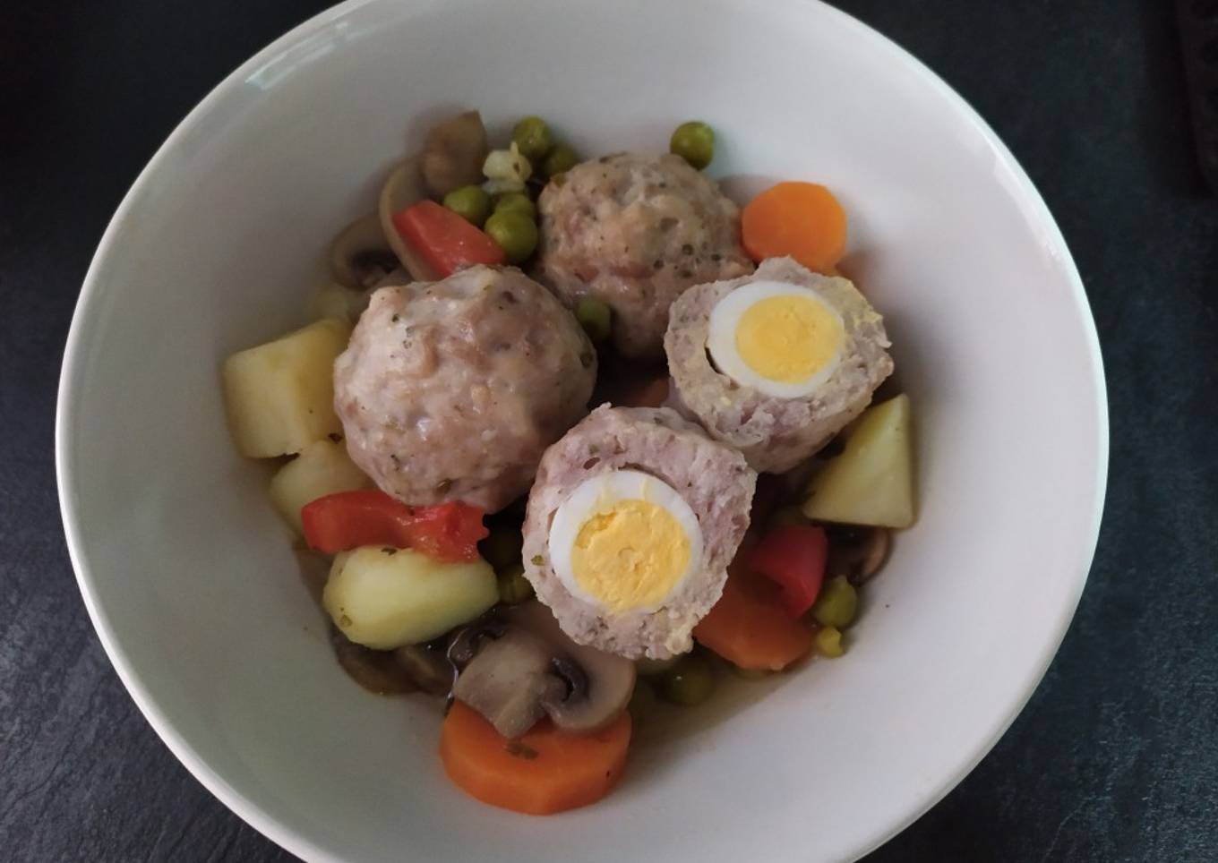 Albóndigas rellenas de huevo al horno