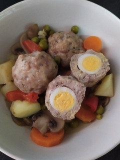 Una foto de Albóndigas rellenas de huevo al horno