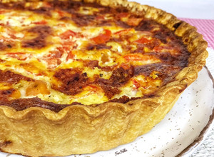 صورة لوصفة كيش بالجبنة والطماطم 🥧🍅