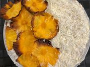 Una foto de pastel de piña y coco