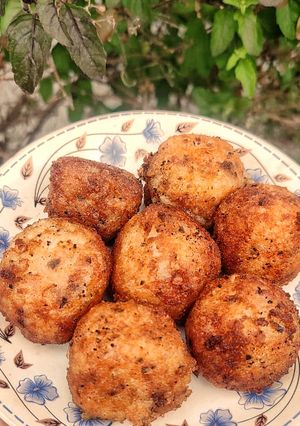 A picture of Cheesey potato balls.