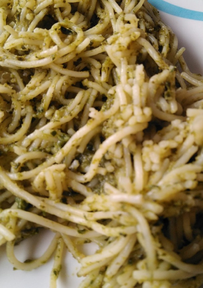 Una foto de Espaguetis con salsa de espinacas
