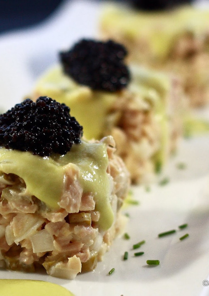 Una foto de Tartar de lomos de bonito en aceite