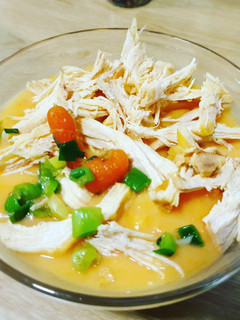 Una foto de Puré de patata, zahahorias, quesitos y pollo desmechado 🥔🥕🧀🍗🥣