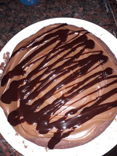 Una foto de Torta de chocolate con dulce de leche y salsa de chocolate🤤