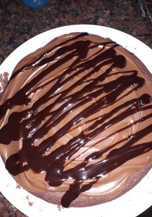 Una foto de Torta de chocolate con dulce de leche y salsa de chocolate🤤