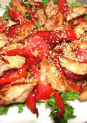 Фото Теплый салат с курицей, помидорами и перцем.