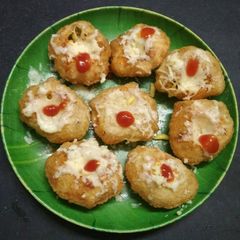 A picture of Bhelpuri Golgappe cheesy Pizza.