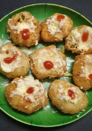 A picture of Bhelpuri Golgappe cheesy Pizza.