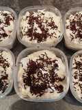 Postre individual de crema de chocolate con galletas y chantilly, súper fácil y muy rico