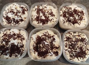 Foto principal de Postre individual de crema de chocolate con galletas y chantilly, súper fácil y muy rico