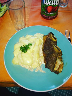 Una foto de Asado de tira a la olla con papas bravas