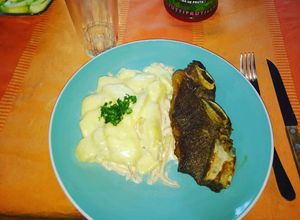 Una foto de Asado de tira a la olla con papas bravas