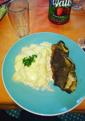 Una foto de Asado de tira a la olla con papas bravas