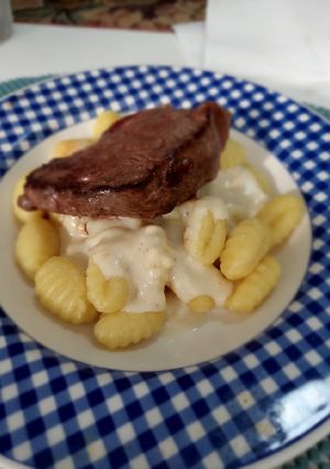 Una foto de Ñoquis en salsa 4 queso con carne