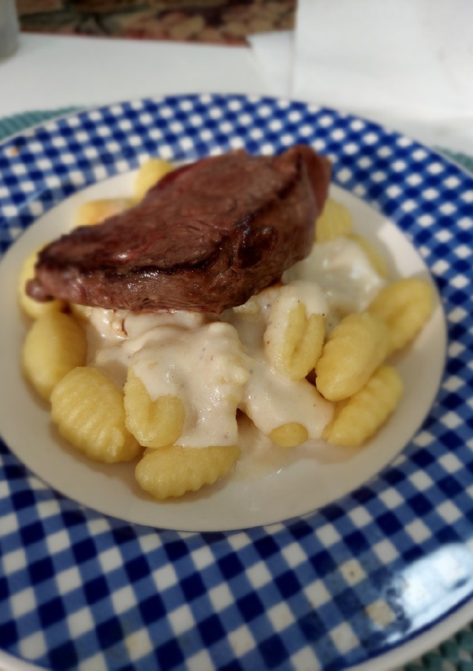 Una foto de Ñoquis en salsa 4 queso con carne