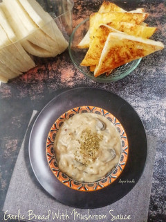 Foto resep Garlic bread with mushroom sauce (jamur merang)