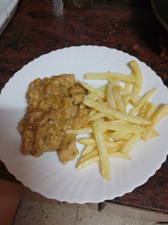 Una foto de Palomitas de cerdo adobado en salsa de almendras y papas fritas