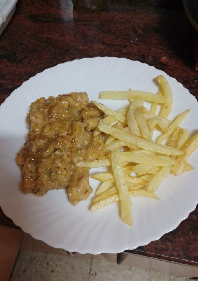 Una foto de Palomitas de cerdo adobado en salsa de almendras y papas fritas