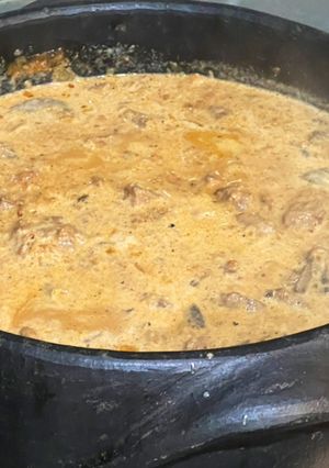 Una foto de Goulash especial (húngaro) en una buena olla