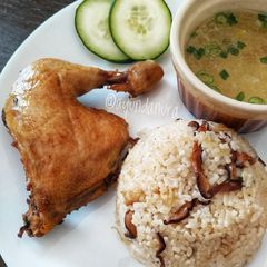 A picture of Hainanese Chicken Rice.