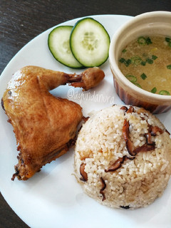 A picture of Hainanese Chicken Rice.