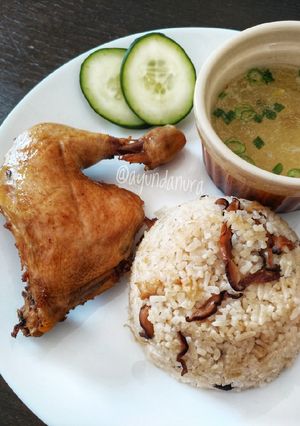 A picture of Hainanese Chicken Rice.