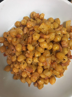 Una foto de Garbanzos con bacon y cebolla