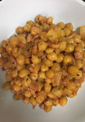 Foto principal de Garbanzos con bacon y cebolla