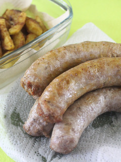 Una foto de Longanizas con manzanas fritas