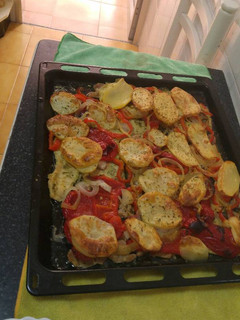 Una foto de Pechuga al ajillo con pimiento, papas, cebolla y ajo al horno