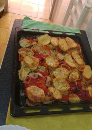 Foto principal de Pechuga al ajillo con pimiento, papas, cebolla y ajo al horno