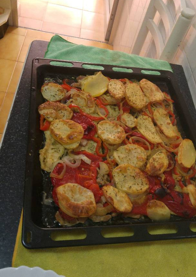 Una foto de Pechuga al ajillo con pimiento, papas, cebolla y ajo al horno