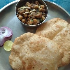 A picture of झटपट भटूरे.