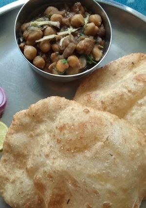 A picture of झटपट भटूरे.