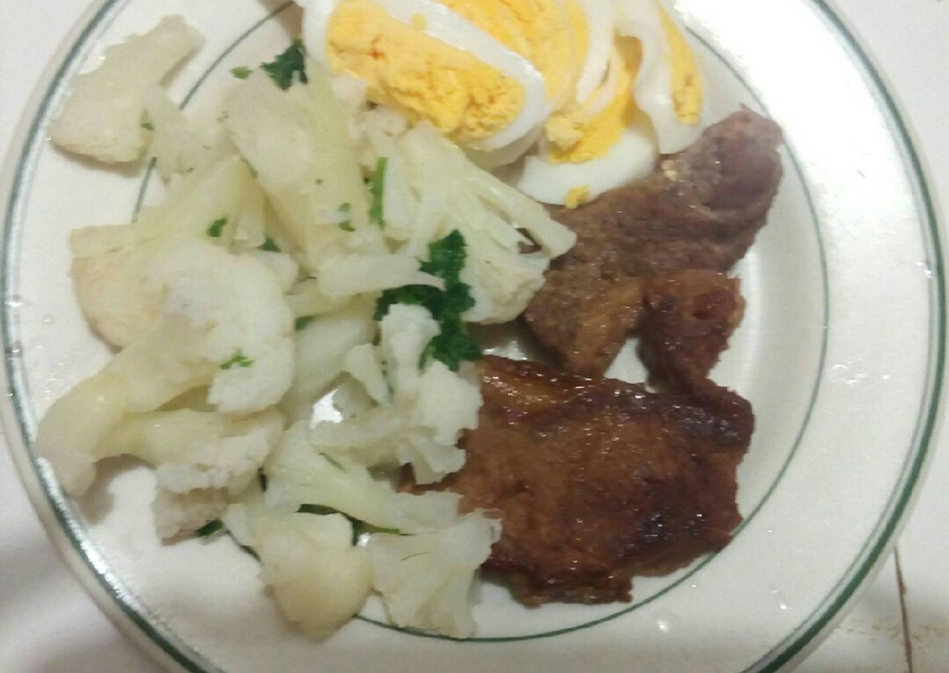 Bistec de Res a la plancha con Coliflor y Huevo cocido