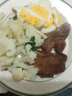 Una foto de Bistec de Res a la plancha con Coliflor y Huevo cocido
