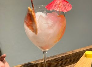 Una foto de Gin tonic de toronja