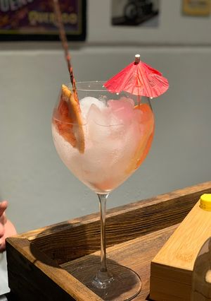 Una foto de Gin tonic de toronja