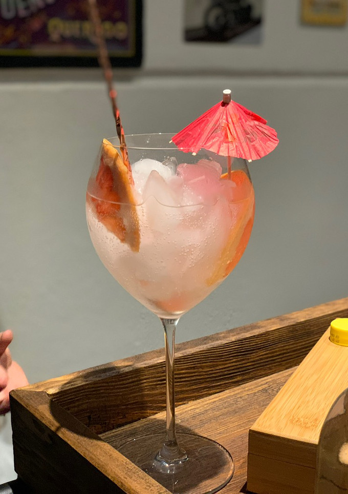 Una foto de Gin tonic de toronja