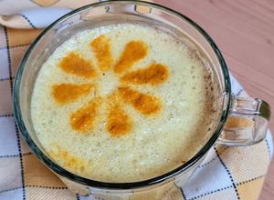 Una foto de Bebida antiinflamatoria de almendras con cúrcuma, pimienta negra y más, inspirada en la Golden Milk