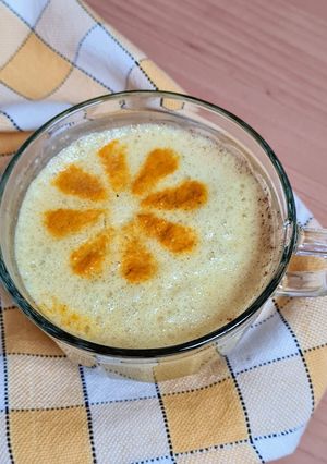 Una foto de Bebida antiinflamatoria de almendras con cúrcuma, pimienta negra y más, inspirada en la Golden Milk
