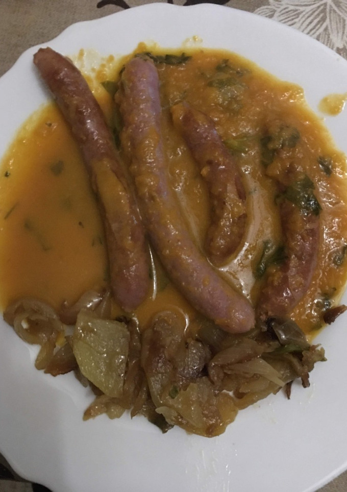 Una foto de Salchichas frescas con salsa de zanahorias
