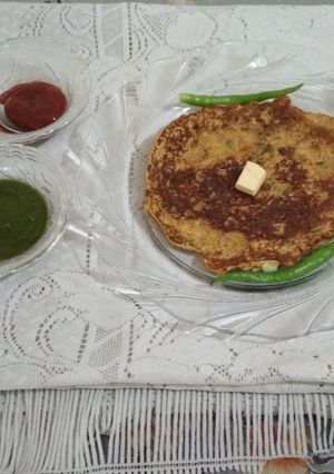 A picture of Thalipeeth cheela.