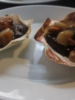 Una foto de Zamburiñas con salsa de fresas