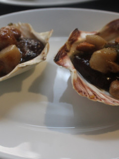 Una foto de Zamburiñas con salsa de fresas