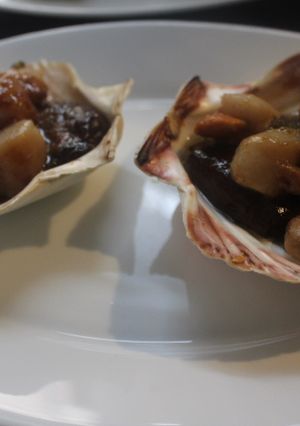 Una foto de Zamburiñas con salsa de fresas