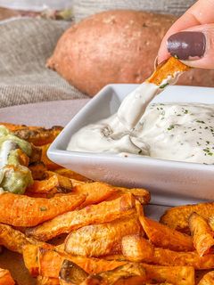 Una foto de Batatas "fritas" con salsa de yogur y mostaza