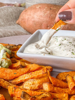 Una foto de Batatas "fritas" con salsa de yogur y mostaza