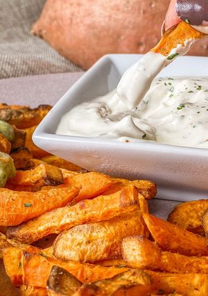 Foto principal de Batatas "fritas" con salsa de yogur y mostaza